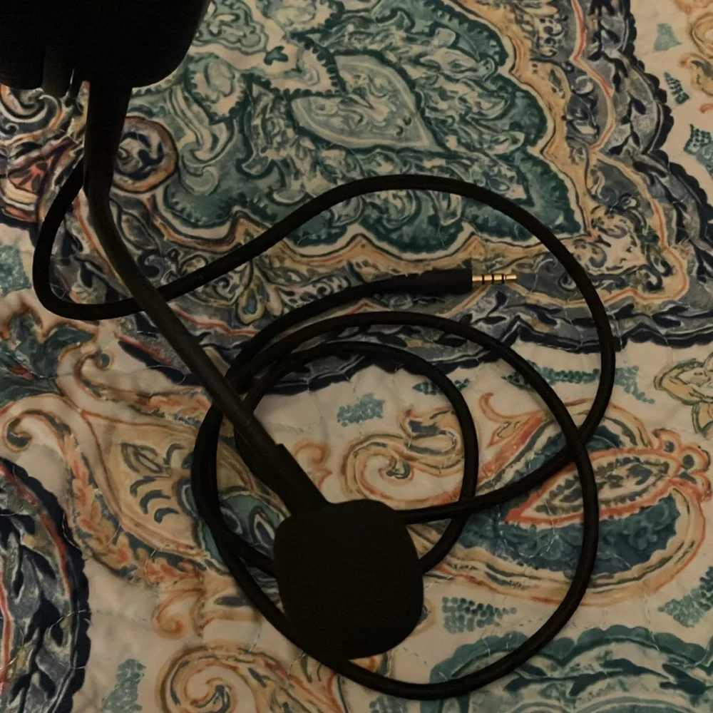 Hyper gaming headset with detachable mic